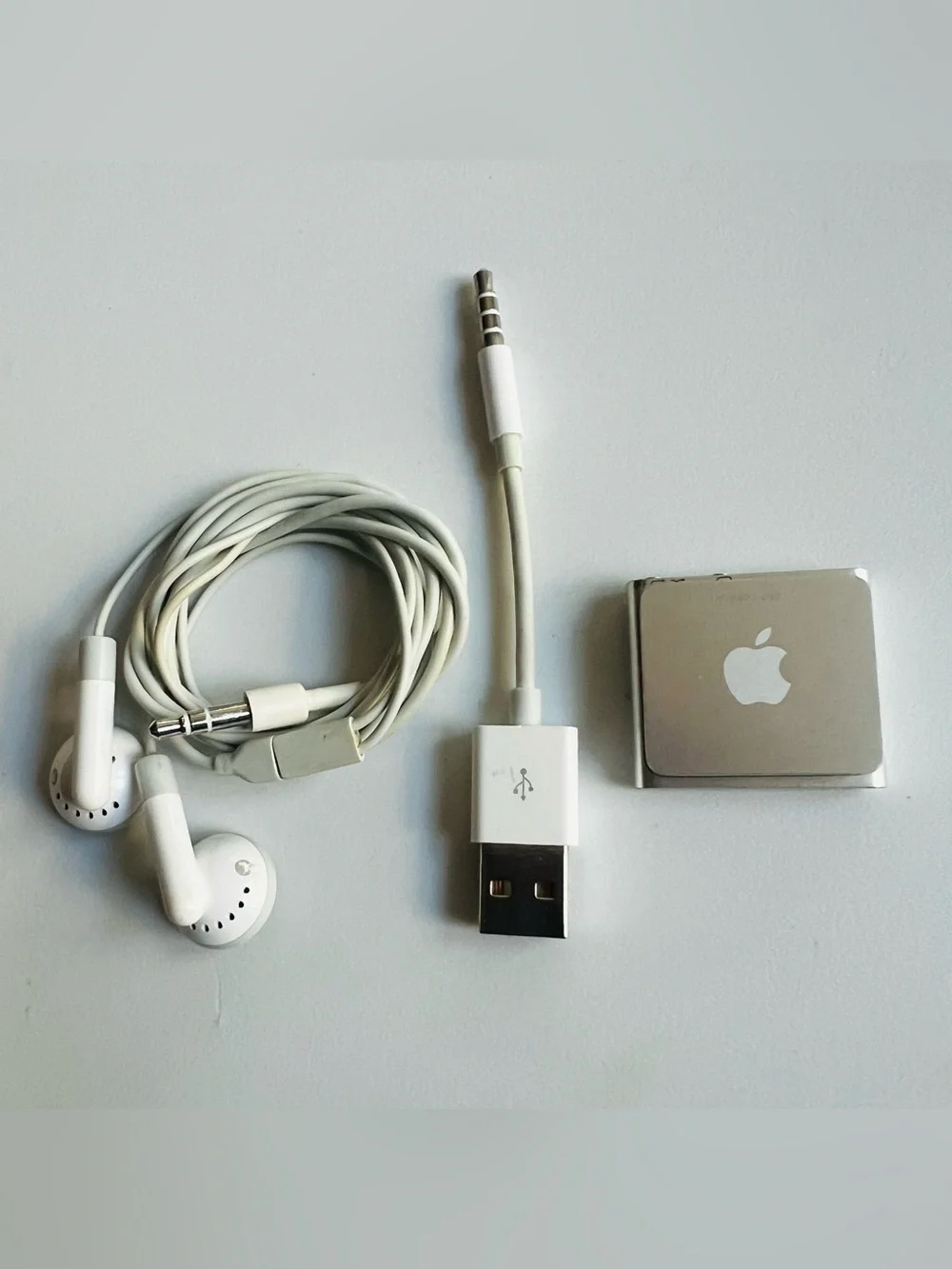 Apple Silver iPod Shuffle 4th Generation 2GB Earbuds And USB Cord Tested Working